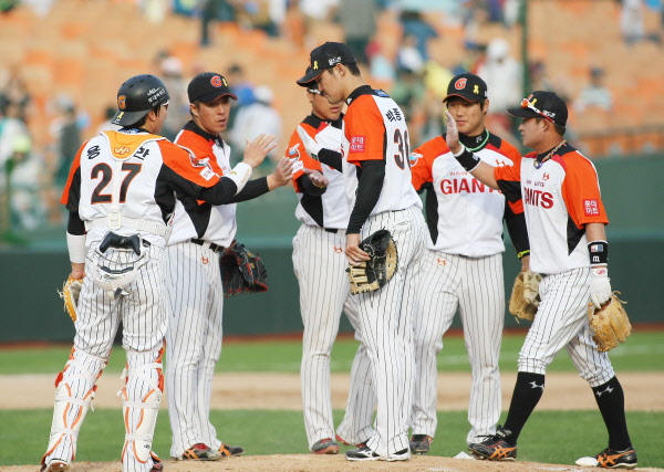 경기를 마무리하는 김승회선수